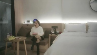 91老憨寻花激情3P骚熟女，洗完澡两根JB轮着舔，一个侧入一个插嘴