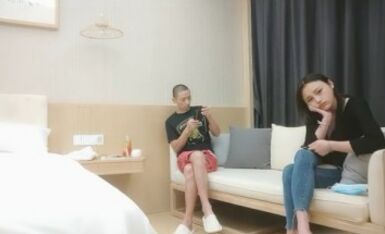 利仔寻花深夜场牛仔裤大奶外围妹，换上网袜对着镜头按头深喉