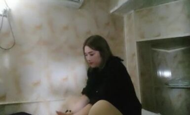 激情按摩老哥按摩完再吃快餐，肉感熟女脱掉裤子直接操