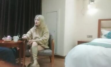 小夏探花金发00后嫩妹返场，舌吻揉穴调情，镜头前深喉口交，中指扣弄多毛肥穴