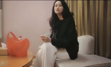 小马丶寻花气质大波浪外围少妇，手伸进内裤揉搓肥穴，镜头前深喉口交