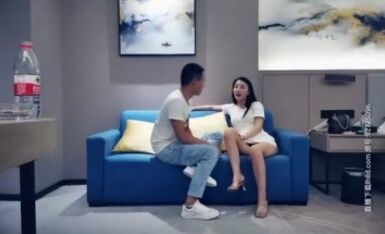 小伙网约高端外围美女，顶级颜值极品美腿，跪地舔弄奶头