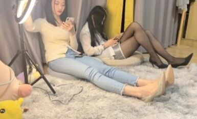 【初恋的香味】，高价计时房，人气女神双飞，颜值吊打全场，萝莉御姐