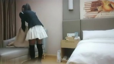 利利坚辛苦说话嗲嗲马尾辫兼职小妹，半脱下黑丝扣穴调情，翘起屁股手指猛捅