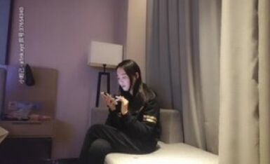 性格好温柔的甜美御姐，女人味十足，叼着烟很社会的样子，脱光衣服才显露出好身材