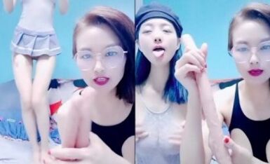 妈妈调教女儿全程露脸情趣诱惑，妈妈很骚女儿很美，双头道具插入无毛骚逼浪荡呻吟