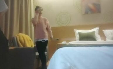 小黑鸭开盲盒寻欢，开到个丸子头小少妇，口活真的棒吸的老哥爽叫，抬起大白腿猛操