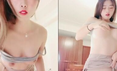 丝袜情趣小野猫露脸少妇用逼逼和奶子摩擦大哥鸡巴，69深喉口交主动上位