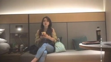 两个高端外围女神妹子，牛仔裤那个妹子最漂亮，长得又骚 像伊能静，老哥喜欢掐着脖子极限做爱