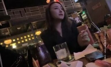 帅哥酒吧钓了个颜值超高的御姐，带回酒店灌酒让她喝多，妹子本就想要，喝醉趁机推倒