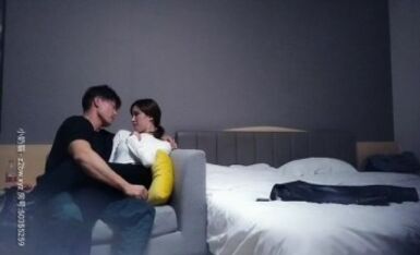 【肌肉佬寻花】高颜值外围小姐姐，甜美大长腿温柔态度好，沙发69观音坐莲，白嫩翘臀疯狂抽插