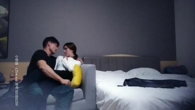 【肌肉佬寻花】高颜值外围小姐姐，甜美大长腿温柔态度好，沙发69观音坐莲，白嫩翘臀疯狂抽插