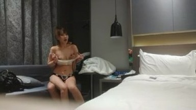 高品质探花 ，白衣兼职小妹操哭 ，持续输出爆插 ，操的妹子受不了要退单 ，给口一下再干5分钟