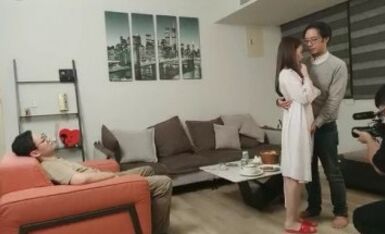 【吴梦梦】，三个专业摄影师，还有一个女的，新到的极品女神，这是在拍偷情大戏，当着老公面啪啪，精彩香艳必看