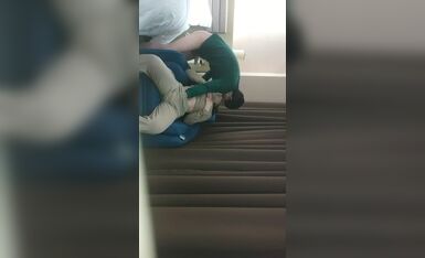 妹子刚走下个就来了，甜美骚女，手伸进裤子摸逼，撞击爆插屁股很Q弹，骑乘快速打桩爽翻