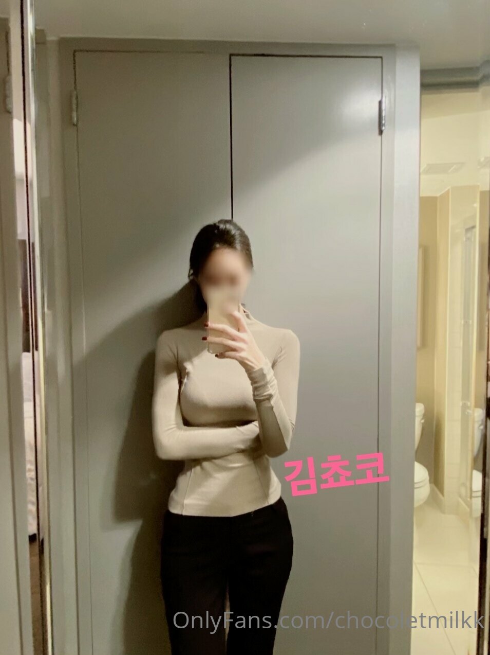 推特OnlyFans网红女神，韩国第一翘臀女神三月份最新作品，在泳池里的玩法真好玩 精油无套，光看她的背影就想对着射了