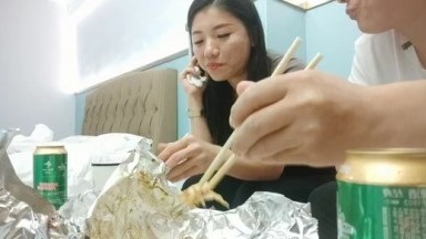 【爱情故事】良家颜值巅峰，28岁白领丽人，一桌啤酒喝完，激情开战 02