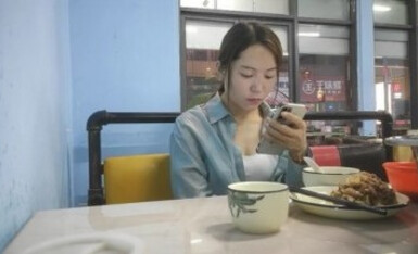 【胖子工作室】再约良家珠宝女，吃完饭带回酒店操逼，推到强吻扒掉裤子，扛起腿就是爆操，仙丹加持很猛