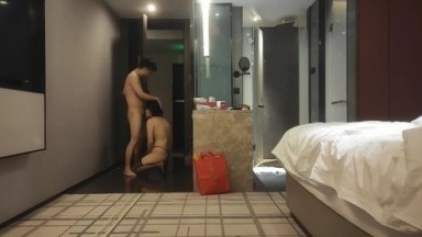 《挣钱买奥迪拉水泥》酒店约炮骚妇阿姨胖子还挺嚣张的打开房间门玩SM，才刚被打完没两天