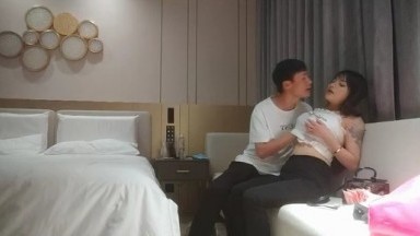 【哥现在只是个传说】高端极品，甜美型大奶小姐姐，埋头吸吮大屌，后入大屁股，脸对着镜头