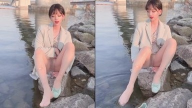 漂亮小Ts-Jieun 湖边嬉水，好开心呢，只穿了丝袜，内裤没有穿哦，玩水被哥哥看到了仙女棒好羞羞