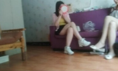 【持有无套内射执照的探花】，经济形势不好，街头妹子质量越来越高，骚逼小妞，水多求干