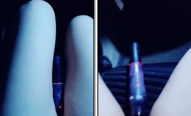 大半夜车震到野外，车前灯前尿尿，在车内玩大黑牛自慰，灯前撸管口交抱起来打桩