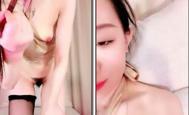 甜美女神下海诱惑秀，黑丝美腿扭动抖臀，应观众要求摆姿势，掰开小穴跳蛋猛塞，太爽高潮出白浆