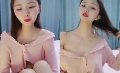 甜美少女露脸！和炮友居家操 逼！红唇小舌头吃屌，猛怼骚穴白浆四溅，操完不够爽跳蛋自慰