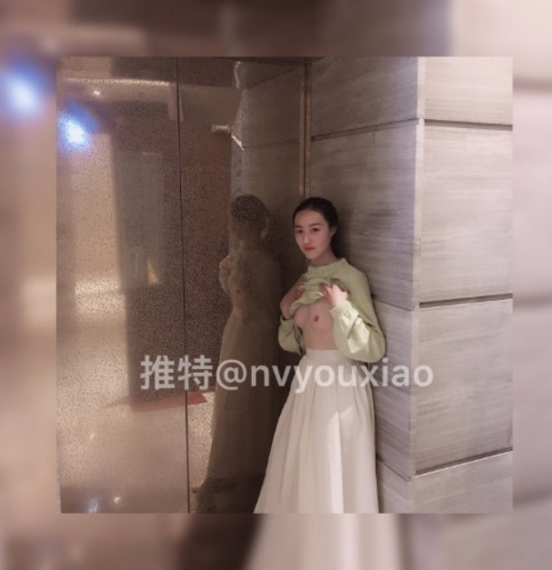 推特女神级网红小学老师【女友潇】不雅露脸私拍第二季~旅游露出商场各种性爱 (3).