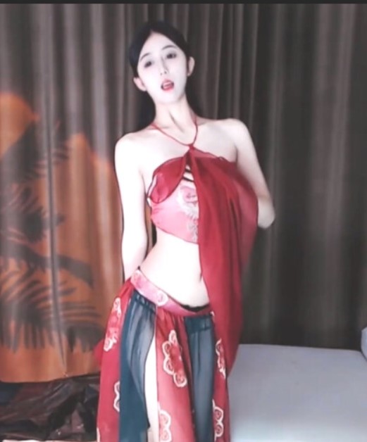 極品清純女神穿噴血黑絲制服艷舞跳蛋塞穴道具自慰／網易翹臀美女雅恩爆乳情趣裝嫵媚挑逗扣玩騷穴等 720p (4).