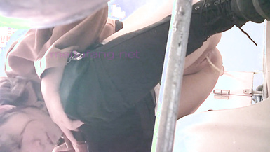 快餐店女廁定點全景偸拍一位接一位的漂亮小姐姐和美少婦方便~能看B又能看臉極品白虎一線天真的太頂了 (3)