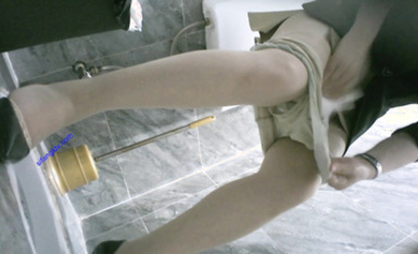 寫字樓女廁全景偷拍穿著防狼褲女主管的小黑鮑