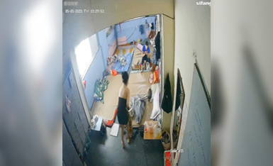 私房最新流出2023 黑客破解攝像頭偷拍 多場合家庭宿舍廁所更衣洗澡 (33)