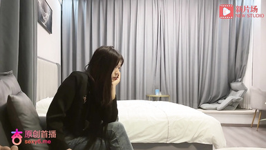 探花志平哥酒店❤️約炮在校叛逆學生妹，個子小胸還挺大，下面非常敏感一摸就出水