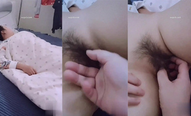 真實缺德兒操媽媽，媽媽萬般拒絕卻淫水直流，突然被敲門嚇尿