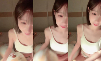 2024年最頂尖新人，小蘿莉美女~【小思思要吃糖】，質量一等，乖巧可愛，極品紅櫻桃好美 (6)