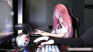 清純反差女神 大長腿小姐姐〖Cola醬〗在線陪玩因技術太菜輸了游戲，只能用身體來安撫客戶，為了五星好評甘願獻身