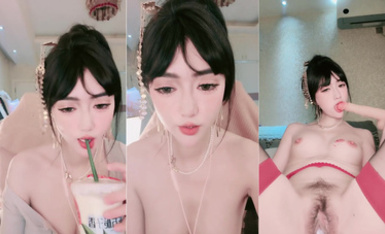 極品尤物網紅女神【最美】吊帶絲襪脫衣舞！雙指扣弄騷穴，粗大假吊抽插，騎乘位套弄。高潮淫水直流爽翻