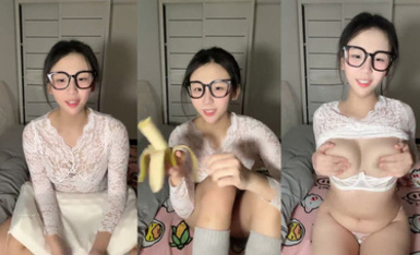 2024年1月新作 學生妹宿舍的香艷一刻【愛吃小布丁】大屁股又白又嫩，逼逼肥美，道具插穴叫出聲了 (5)