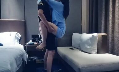 168CM修长美腿高端外围美女，喜欢你穿着高跟鞋，撩起包臀裙吸奶揉屁股，埋头舔屌互摸调情，跪在沙发上后入