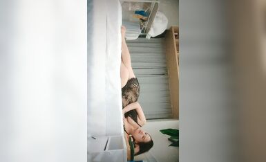 操人诛心约良家少妇三男一女3P开操，吊带透视装蒙上眼睛，被后入边口交，抬起双腿大力抽插