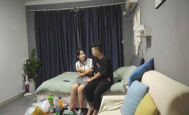 专搞阿姨团伙里的大哥胖子约炮 700块一小时刚下海的JK制服小嫩妹逼逼非常粉嫩