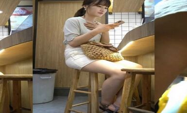 精选商城跟随抄底几个漂亮妹子破洞透明白内内妹子屁沟让人蠢蠢欲动喝奶茶妹子好极品