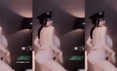 斗鱼超人气女神【张琪格】8月最新露点揉奶合集 31