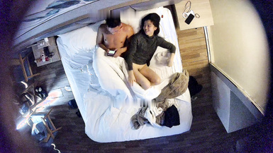 白皙學生妹和黑皮猥瑣男開房做愛 連干三次 (1)