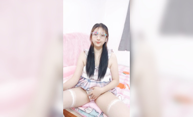 2024年7月，新人下海~【小甜舔】戴著眼鏡的學生妹！超美胸！超想舔她，眼鏡妹就是看著過癮 (2)