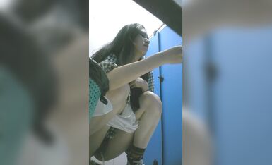 最新全镜偷窥二个高颜值美女嘘嘘 一正一反全收入 美眉安全裤内没穿小内内安全吗