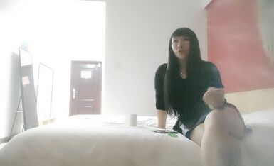 这女的真讲究，吻到一半再去洗个澡，把这男的憋坏了