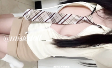 最新8月無水精品！宅男女神推特可欲可甜福利姬【困困熊】VIP私拍，道具紫薇全方位展示傲人的玉體 (1)